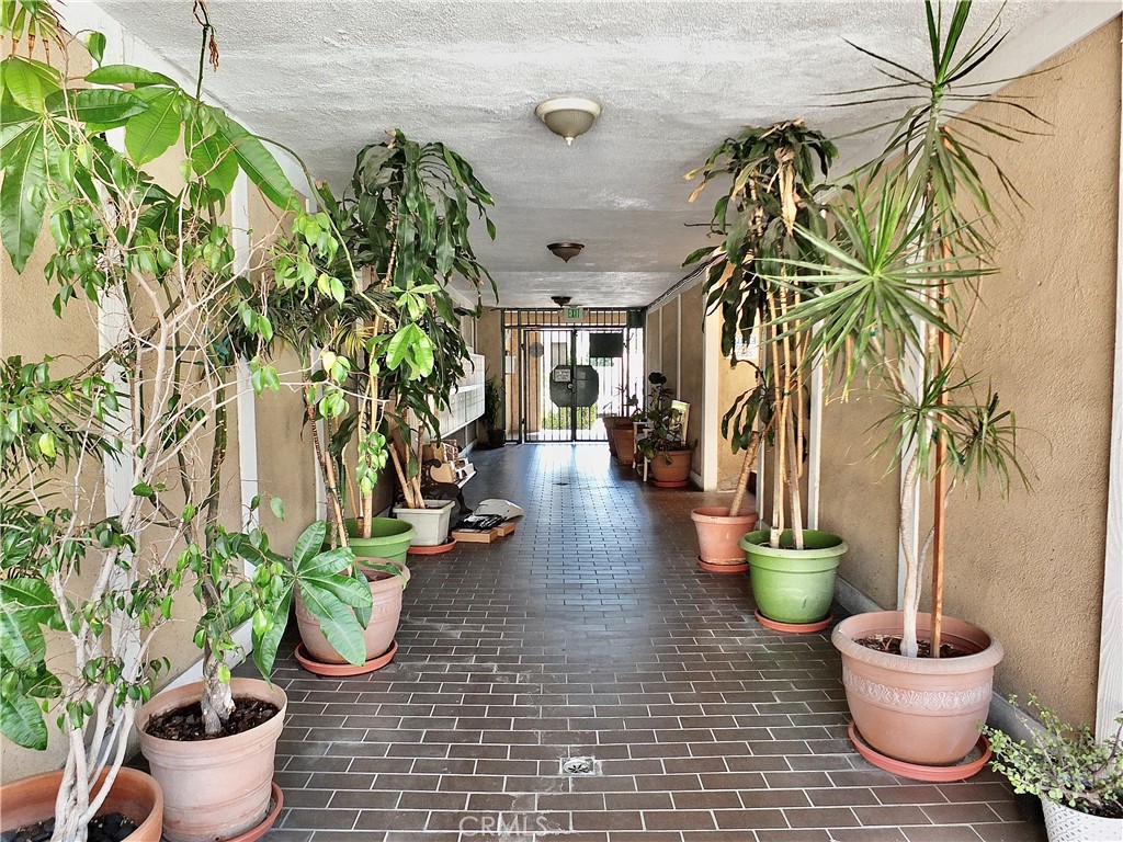 https://media.crmls.org/medias/2eef1295-a678-41cf-a280-10f756a4eb0a.jpg?preset=X-Large