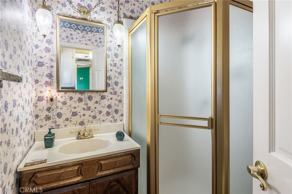 https://media.crmls.org/medias/2eefcecf-80a5-4ebf-8bed-835ed21a557e.jpg?preset=X-Large