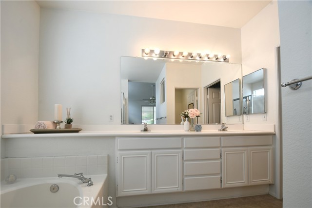 Detail Gallery Image 6 of 14 For 1064 Apple Blossom Ln, Corona,  CA 92881 - 4 Beds | 2/1 Baths
