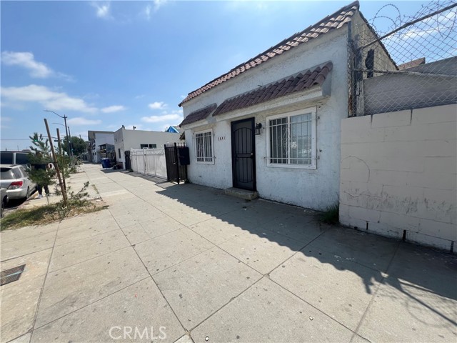 5881 S Broadway, Los Angeles CA: https://media.crmls.org/medias/2ef70531-4fc5-499c-b578-749ead9063c1.jpg