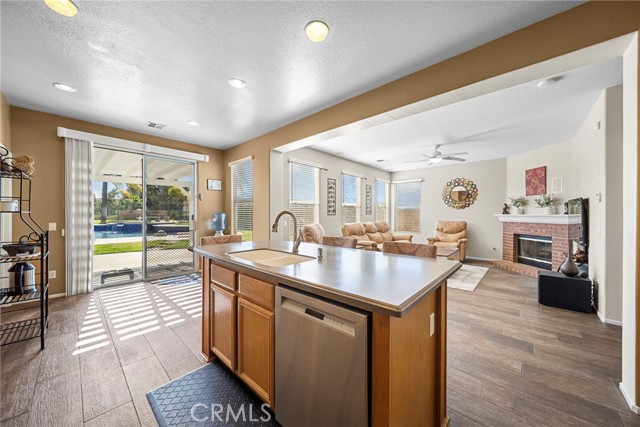 Detail Gallery Image 14 of 45 For 28246 Deer Ct, Canyon Country,  CA 91351 - 4 Beds | 2/1 Baths