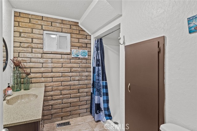 Detail Gallery Image 17 of 32 For 28224 Larchmont Ln, Lake Arrowhead,  CA 92352 - 3 Beds | 2 Baths