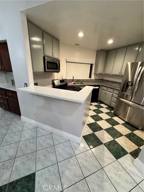 Detail Gallery Image 5 of 5 For 43 Brownfield Ln, Pomona,  CA 91766 - 3 Beds | 2/1 Baths