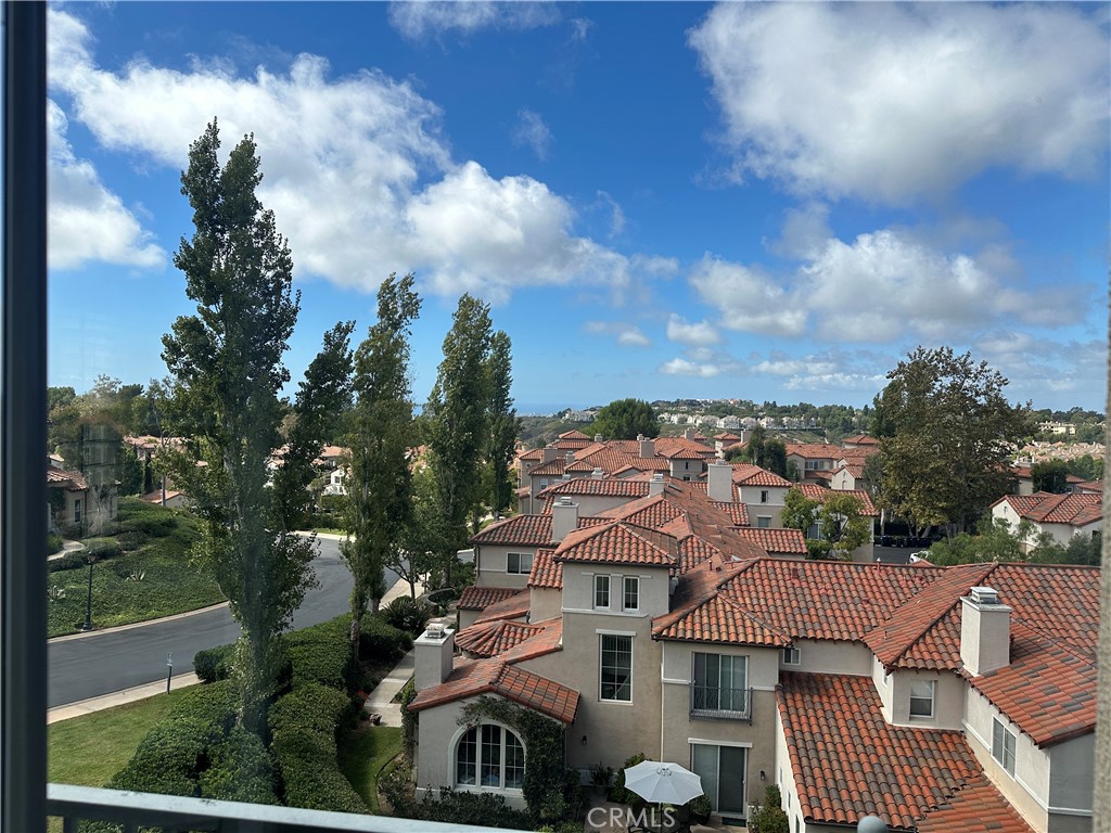 https://media.crmls.org/medias/2f035bf5-e5c7-46b6-a359-9280abdf82f8.jpg?preset=X-Large