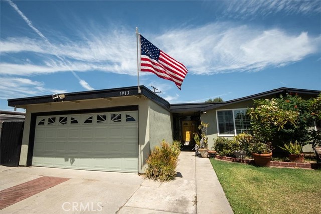 Detail Gallery Image 1 of 28 For 1913 W Beacon Ave, Anaheim,  CA 92804 - 5 Beds | 3 Baths