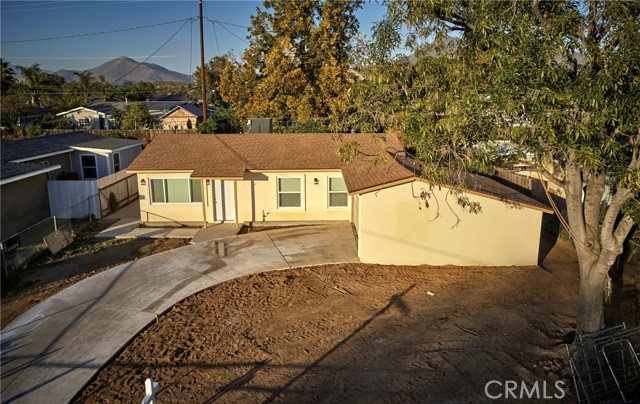 6001 De La Vista, Jurupa Valley CA: https://media.crmls.org/medias/2f08e4dd-0e03-41ef-9339-20192ce2d398.jpg