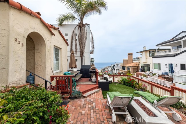 Detail Gallery Image 3 of 13 For 228 17th St, Manhattan Beach,  CA 90266 - 4 Beds | 2/2 Baths