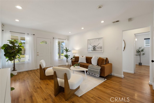 2370 Argonne Avenue, Long Beach CA: https://media.crmls.org/medias/2f0a28d5-c2f1-4538-a430-3e2ed07ee0bc.jpg