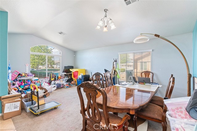 Detail Gallery Image 9 of 35 For 14193 Fresian, Apple Valley,  CA 92307 - 4 Beds | 3 Baths