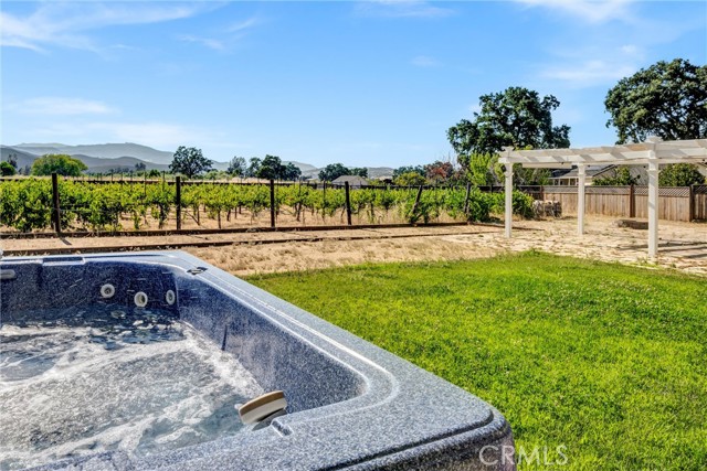 Detail Gallery Image 4 of 38 For 18695 Horseshoe Rd, Hidden Valley Lake,  CA 95467 - 3 Beds | 2/1 Baths