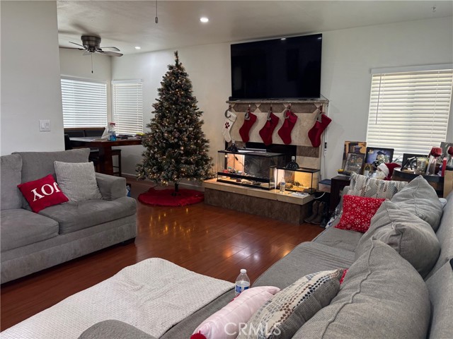 Detail Gallery Image 4 of 5 For 2911 Baltic, Long Beach,  CA 90810 - 3 Beds | 1 Baths