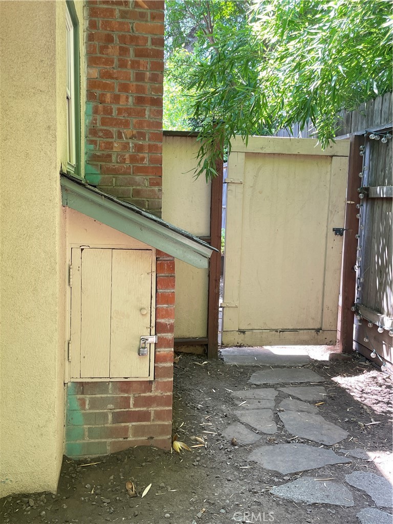 https://media.crmls.org/medias/2f0d21c4-d603-470e-86eb-e6137230653a.jpg?preset=X-Large