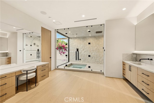 Detail Gallery Image 32 of 54 For 22924 Erwin St, Woodland Hills,  CA 91367 - 11 Beds | 9/2 Baths