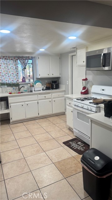 Detail Gallery Image 16 of 37 For 14327 Rodeo Dr, Victorville,  CA 92395 - 5 Beds | 3 Baths