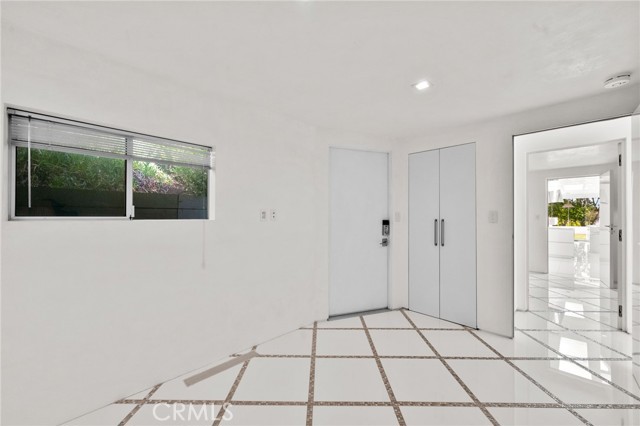 1046 N Hillcrest Road, Beverly Hills CA: https://media.crmls.org/medias/2f113fe3-9482-4262-9761-529362e8fcb7.jpg