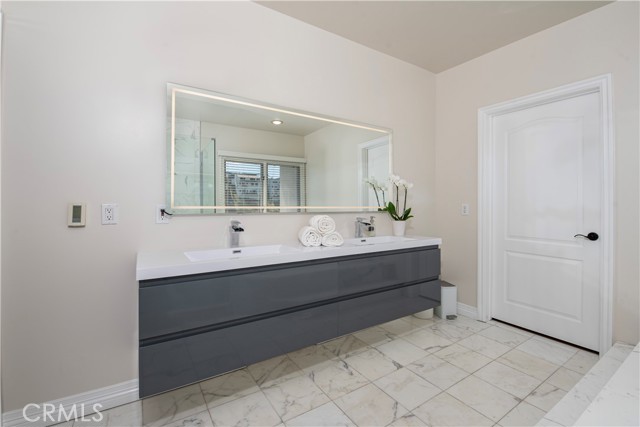 Detail Gallery Image 18 of 38 For 6432 Weidlake Dr, Los Angeles,  CA 90068 - 4 Beds | 3/1 Baths