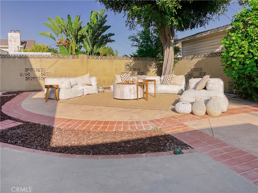 https://media.crmls.org/medias/2f12e867-2e24-4e51-a4a0-b8bd5dc9f245.jpg?preset=X-Large