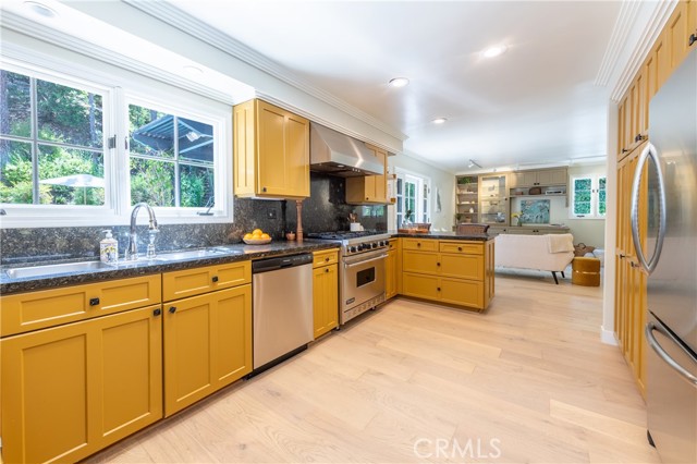 Detail Gallery Image 10 of 28 For 16990 Escalon Dr, Encino,  CA 91436 - 3 Beds | 2/1 Baths
