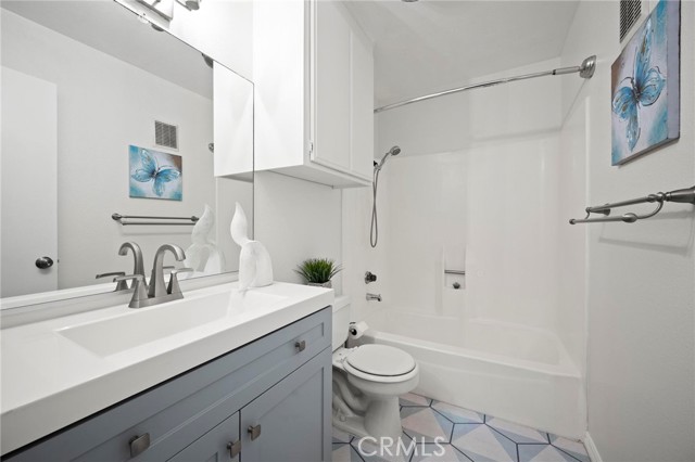 Detail Gallery Image 9 of 33 For 5860 Benner St #203,  Los Angeles,  CA 90042 - 2 Beds | 2 Baths