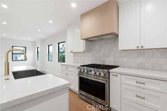 Detail Gallery Image 4 of 38 For 8334 Winsford Ave, Los Angeles,  CA 90045 - 5 Beds | 4 Baths
