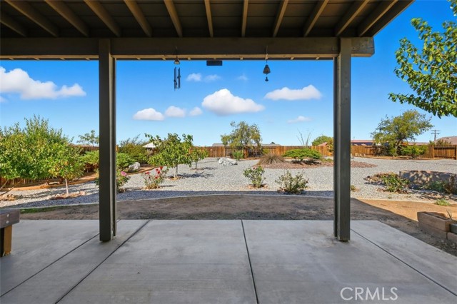 21268 Chardonnay, Apple Valley CA: https://media.crmls.org/medias/2f18a40b-128f-4022-ae46-6c1bad4f480d.jpg