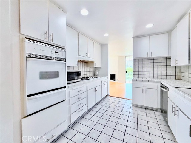 Detail Gallery Image 7 of 50 For 1129 Larrabee St #10,  West Hollywood,  CA 90069 - 2 Beds | 2 Baths