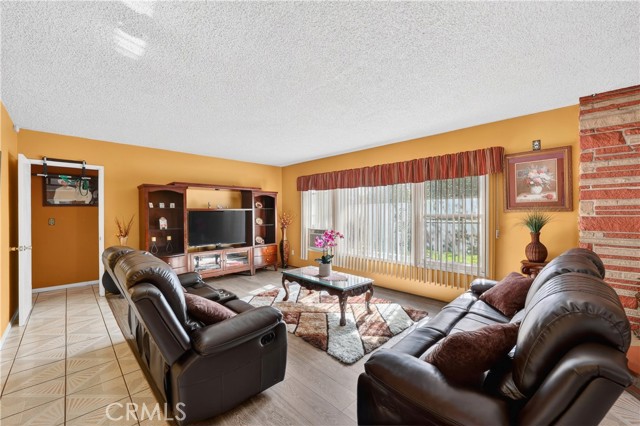 15937 Manzanita, Fontana CA: https://media.crmls.org/medias/2f1ea576-ad75-4b54-834f-4d74d491caf4.jpg