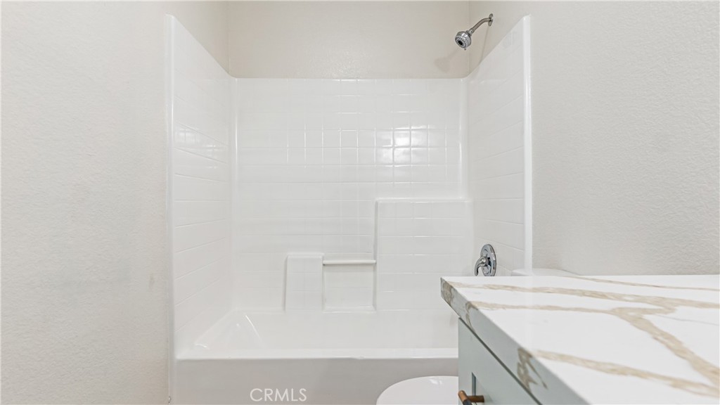 https://media.crmls.org/medias/2f22c32d-2141-4788-96fc-6372a67387ec.jpg?preset=X-Large