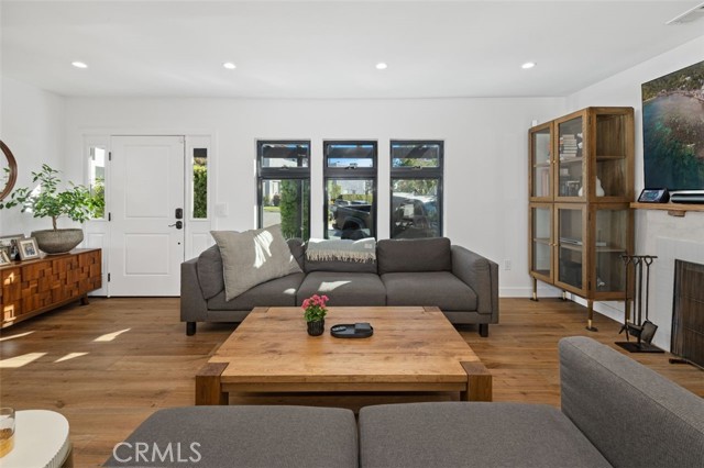 2329 Vineyard Avenue, Los Angeles CA: https://media.crmls.org/medias/2f2633cf-48fd-4242-bdd7-21ce2c15a7f1.jpg