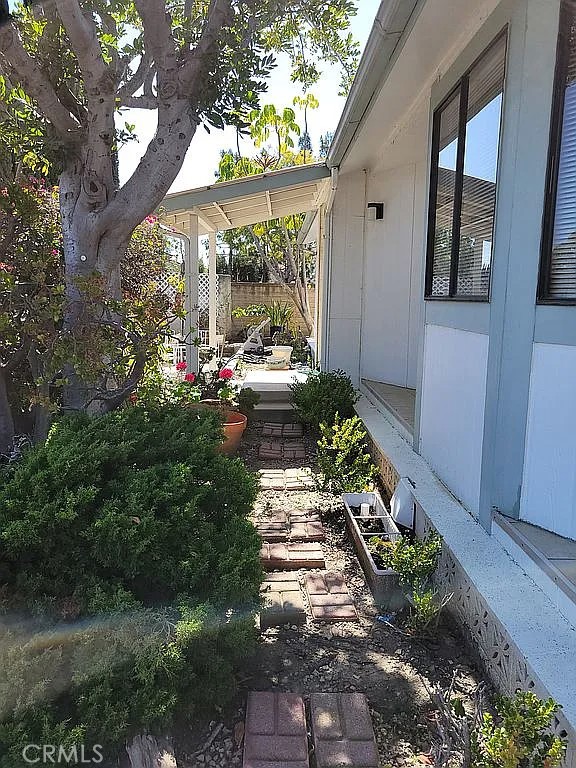 18 Tahquitz Court, Camarillo CA: https://media.crmls.org/medias/2f2dfe3b-8db6-4c4b-ba80-b08137ae55f2.jpg
