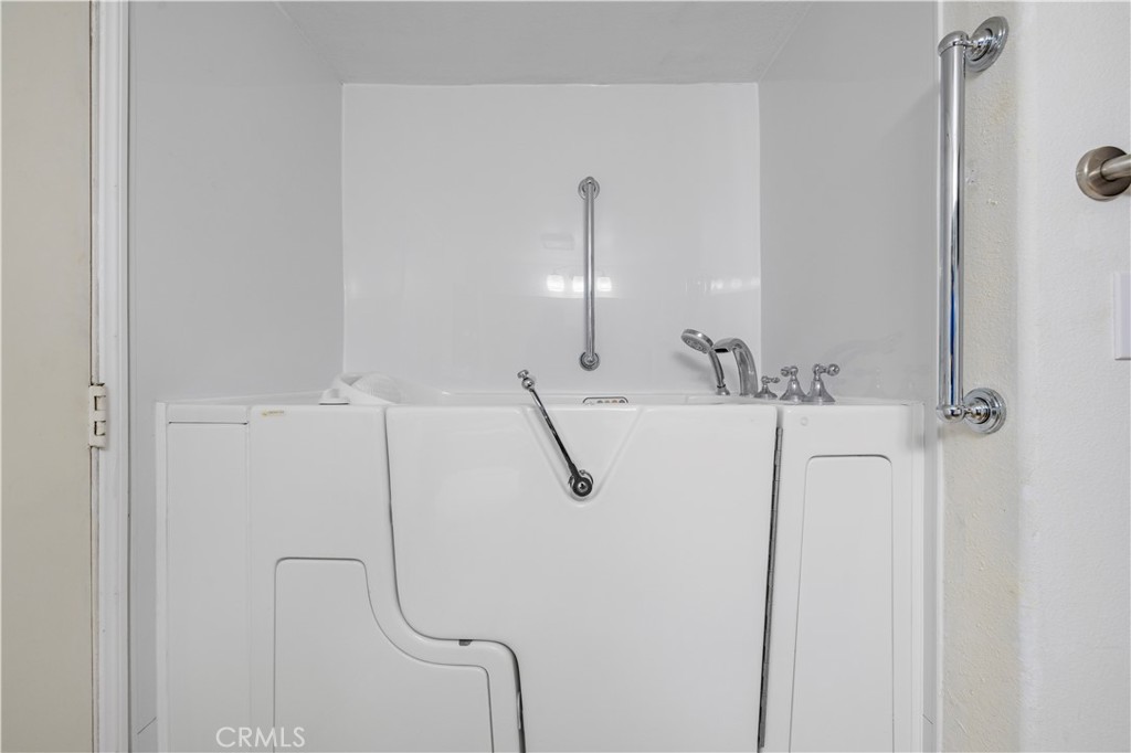 https://media.crmls.org/medias/2f2f0f4e-7fe3-4b53-9dd5-5185f5ff4e5f.jpg?preset=X-Large