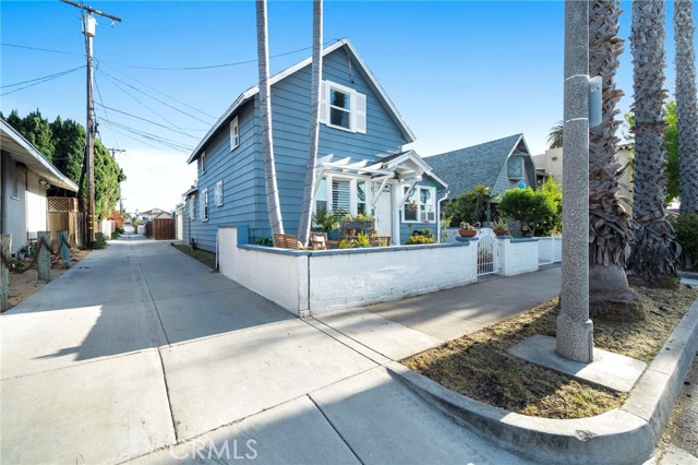 2616 8th Street, Long Beach, California 90804, 3 Bedrooms Bedrooms, ,1 BathroomBathrooms,Single Family Residence,For Sale,8th,DW24081733