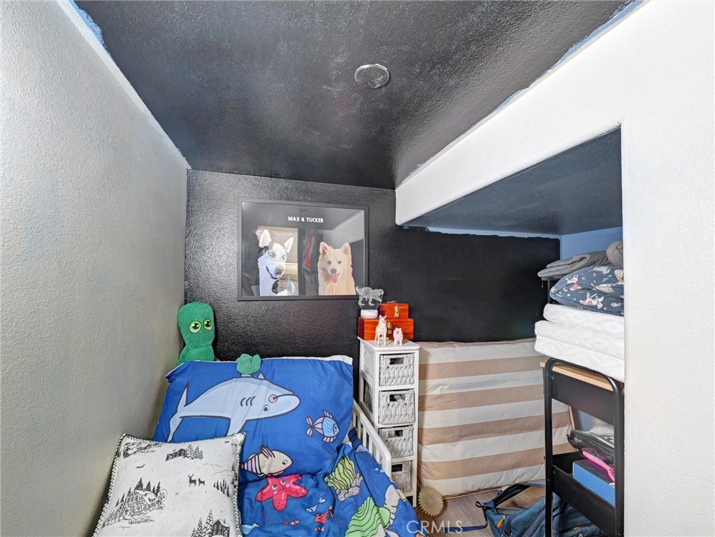 https://media.crmls.org/medias/2f3312f7-f64d-4b18-8ad3-c3c35fa0f5f5.jpg?preset=X-Large