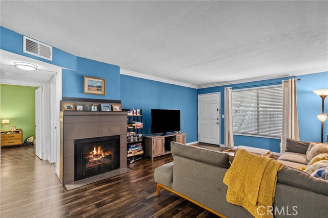 Detail Gallery Image 3 of 21 For 7045 Woodley Ave #110,  Van Nuys,  CA 91406 - 2 Beds | 2 Baths