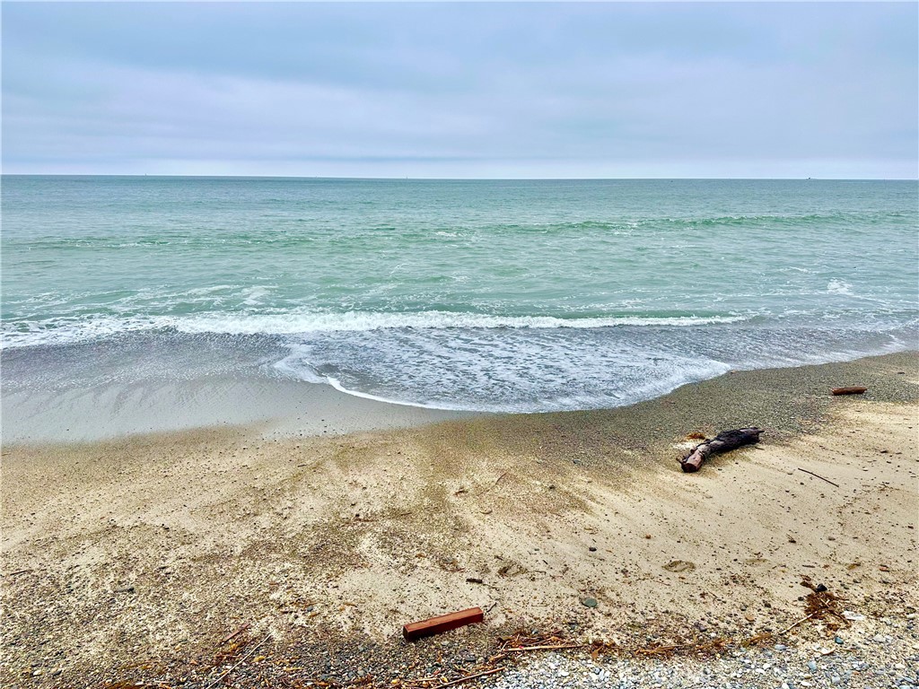 https://media.crmls.org/medias/2f359105-66ee-4a81-85f3-36a8388f908c.jpg?preset=X-Large