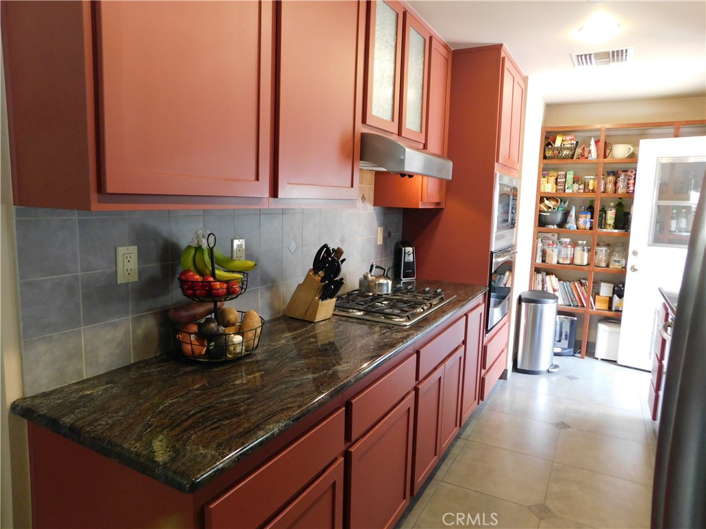 https://media.crmls.org/medias/2f36920f-3e2a-4cbd-aa91-86a3603b0db9.jpg?preset=X-Large