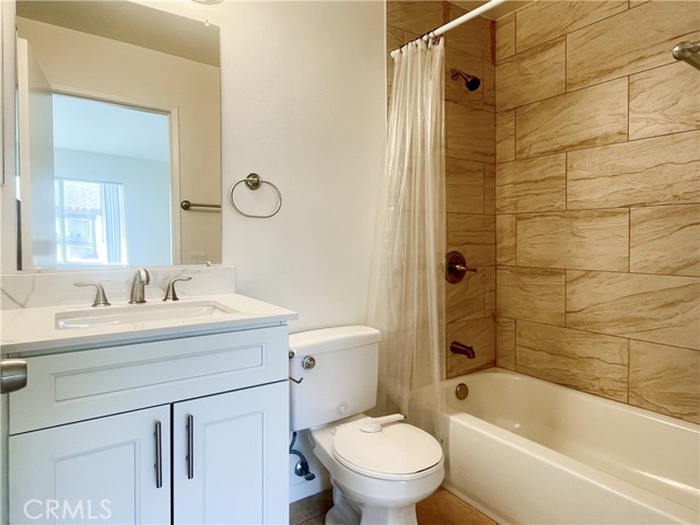 17081 Green Lane, Huntington Beach CA: https://media.crmls.org/medias/2f39e5dd-0347-4b71-8875-cdc5298390f2.jpg
