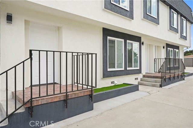 Detail Gallery Image 4 of 44 For 7010 Lennox Ave #C,  Van Nuys,  CA 91405 - 3 Beds | 2/1 Baths