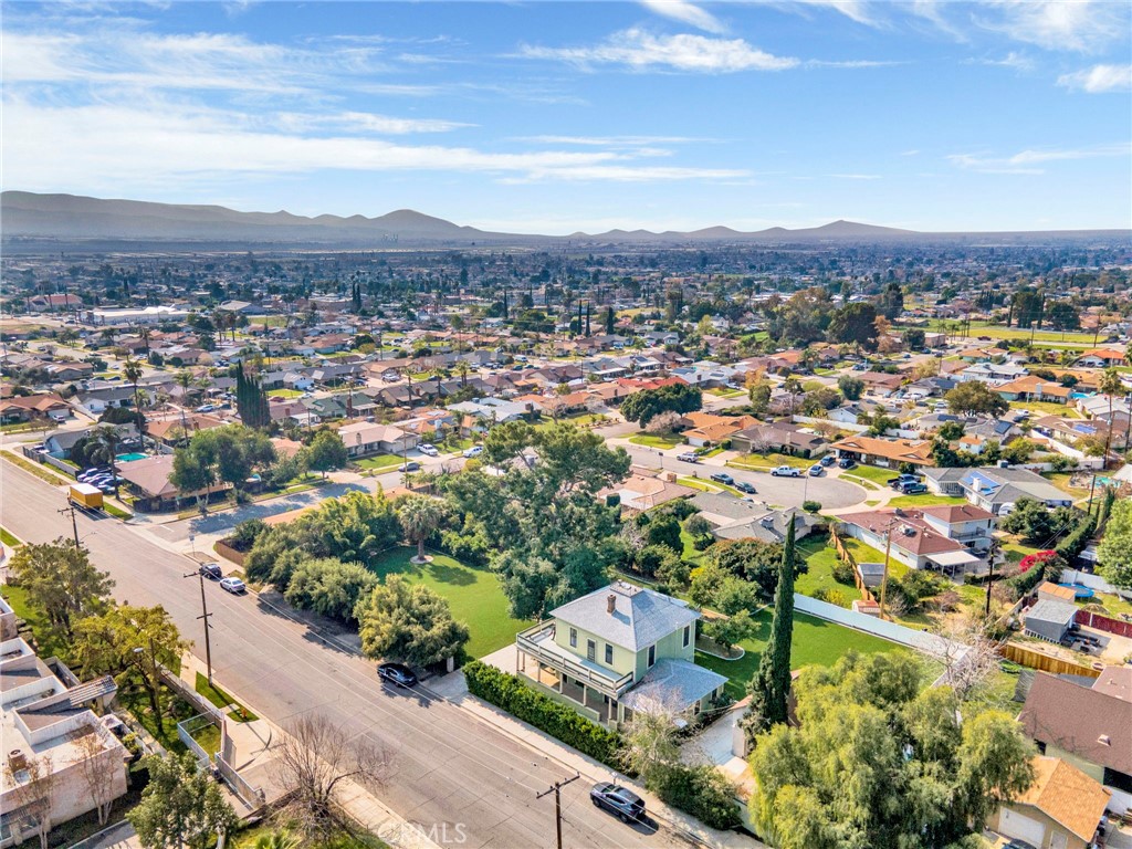 https://media.crmls.org/medias/2f46e44b-fe1e-4189-9fca-293d1621ab8f.jpg?preset=X-Large