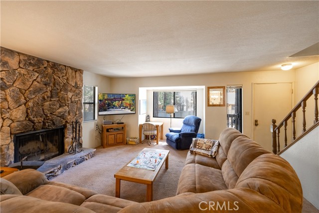 Detail Gallery Image 3 of 31 For 667 Summit Bld #4,  Big Bear Lake,  CA 92315 - 3 Beds | 2 Baths