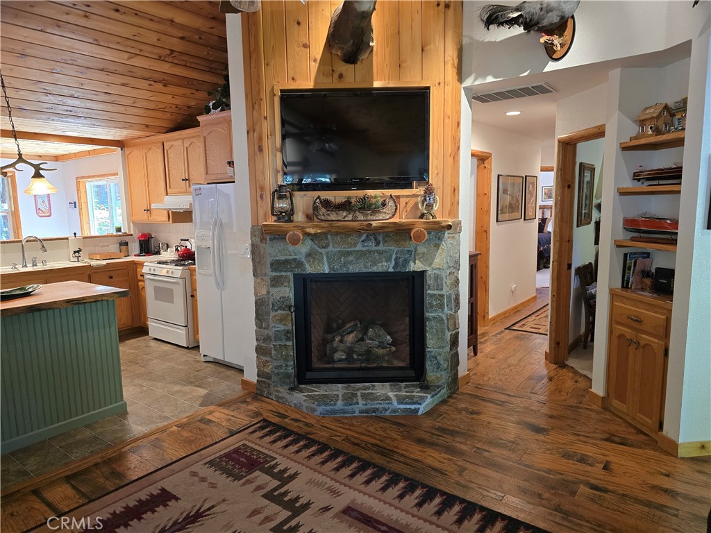https://media.crmls.org/medias/2f4a8c98-d161-41a8-9b0e-65ec402fec81.jpg?preset=X-Large