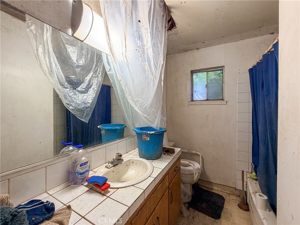 https://media.crmls.org/medias/2f4af2f3-d1d9-4787-95f6-3e14d8204a13.jpg?preset=X-Large