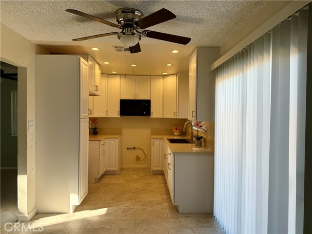 Detail Gallery Image 14 of 22 For 10850 Almond St, Adelanto,  CA 92301 - 3 Beds | 2/1 Baths