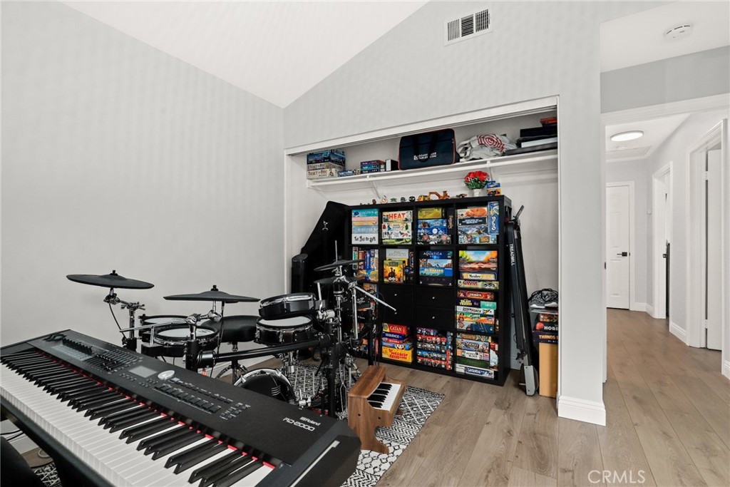 https://media.crmls.org/medias/2f4cd674-1204-4fbc-8c4d-b99100c6db84.jpg?preset=X-Large
