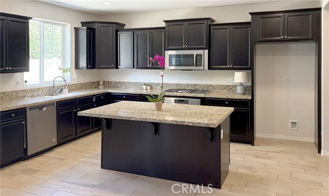 Detail Gallery Image 3 of 26 For 14247 Symphony Ct, Corona,  CA 92880 - 4 Beds | 3/1 Baths