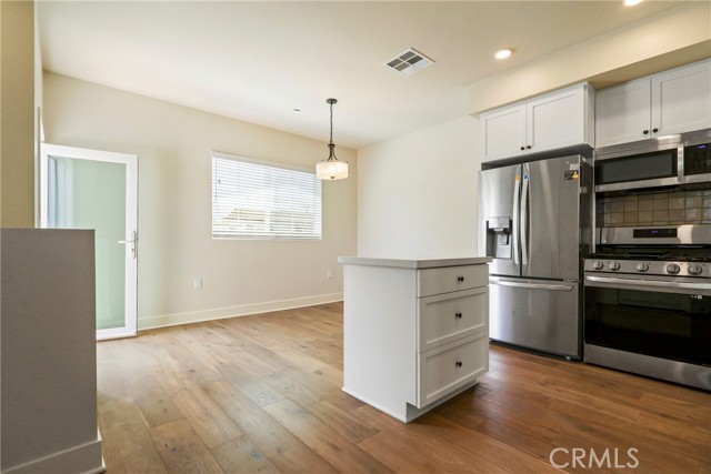 Detail Gallery Image 4 of 14 For 2043 Lincoln Ave, Torrance,  CA 90501 - 2 Beds | 2/1 Baths
