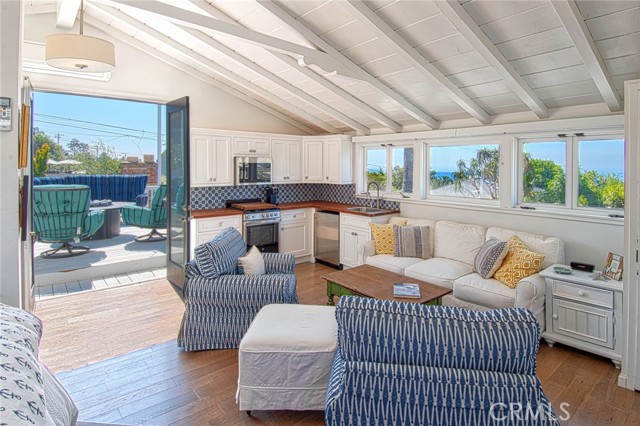 Detail Gallery Image 2 of 15 For 681 Seaview St #B,  Laguna Beach,  CA 92651 - 1 Beds | 1 Baths