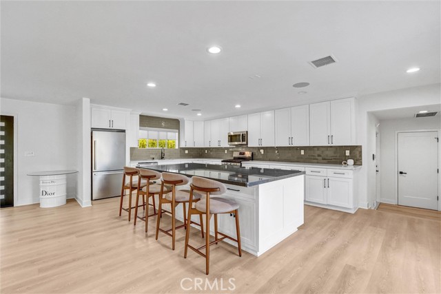 Detail Gallery Image 15 of 46 For 23245 Gonzales Dr, Woodland Hills,  CA 91367 - 5 Beds | 3 Baths