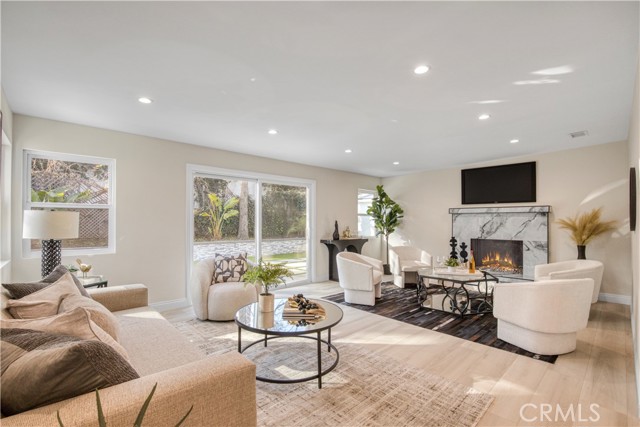 Detail Gallery Image 9 of 35 For 19120 Bessemer, Tarzana,  CA 91335 - 4 Beds | 3 Baths