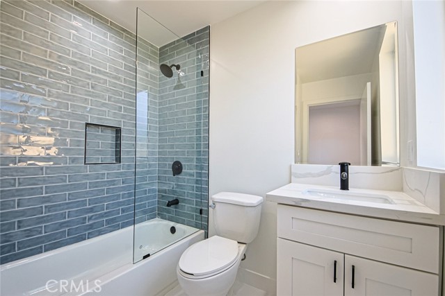 2402 S Cochran Avenue, Los Angeles CA: https://media.crmls.org/medias/2f5f8142-b993-4098-9ec7-072129315db8.jpg